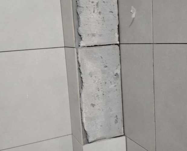 仪陇瓷砖空鼓维修公司分享下瓷砖施工前基层浇水润湿程度不足，可能导致以下问题